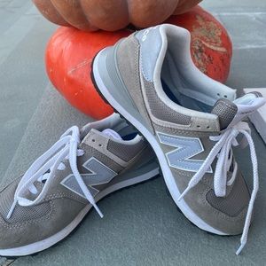 Ladies New Balance 584 Classic walking shoes